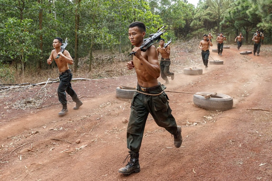 Toàn cảnh thao trường "1 phút cũng luyện, 1 giây cũng rèn" của Cảnh sát cơ động phòng chống khủng bố- Ảnh 10.