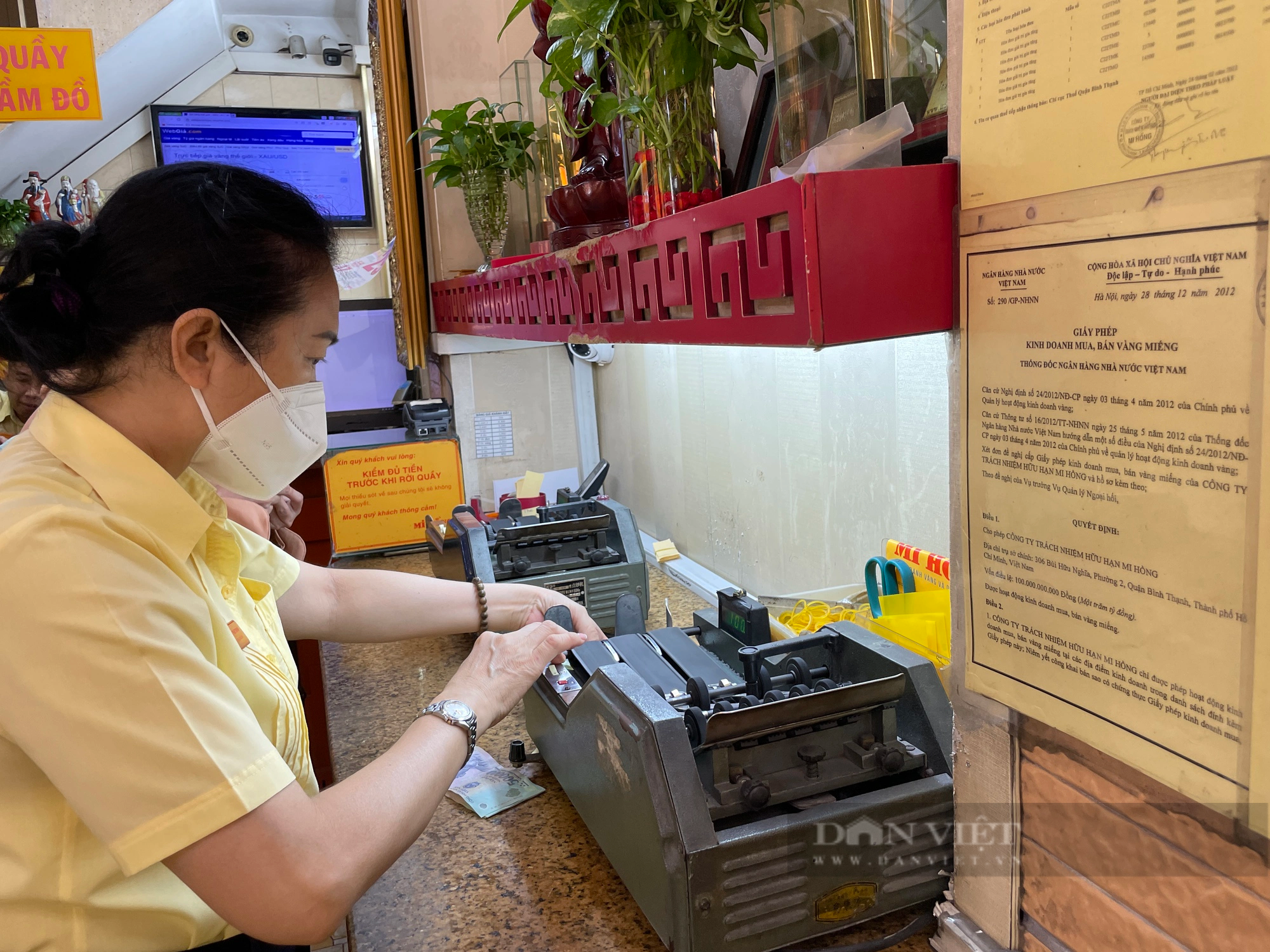 Diễn biến lạ tại các tiệm vàng Sài Gòn ngày giá vàng tăng giảm điên cuồng - Ảnh 2.