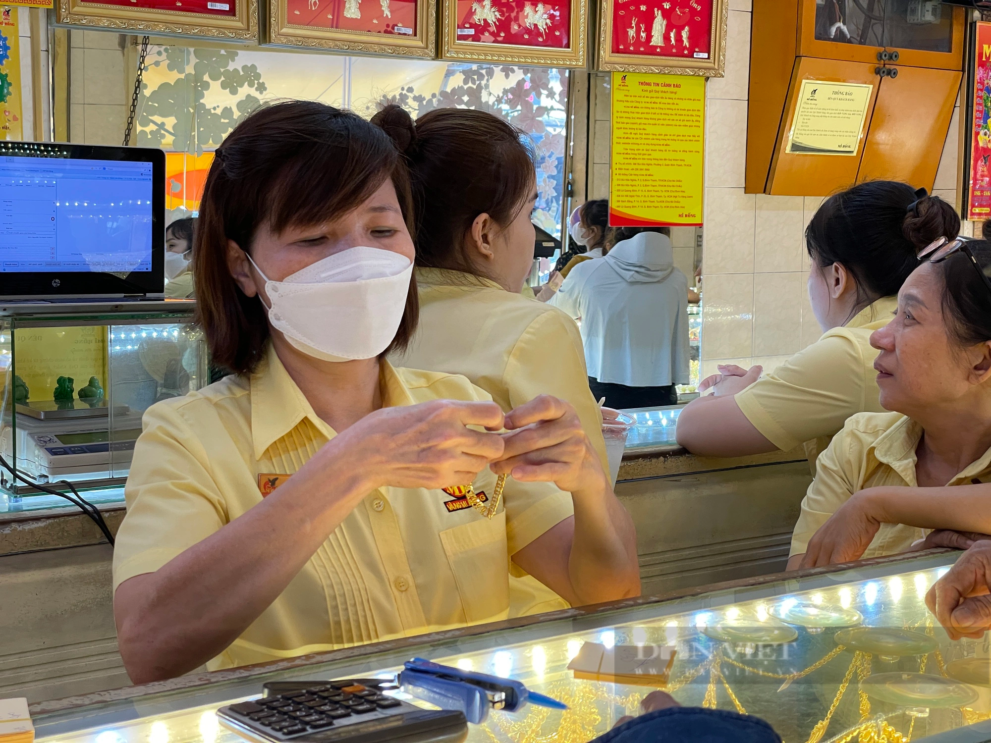 Cảnh mua bán vàng tại TP.HCM trong ngày giá vàng biến động lịch sử - Ảnh 2.