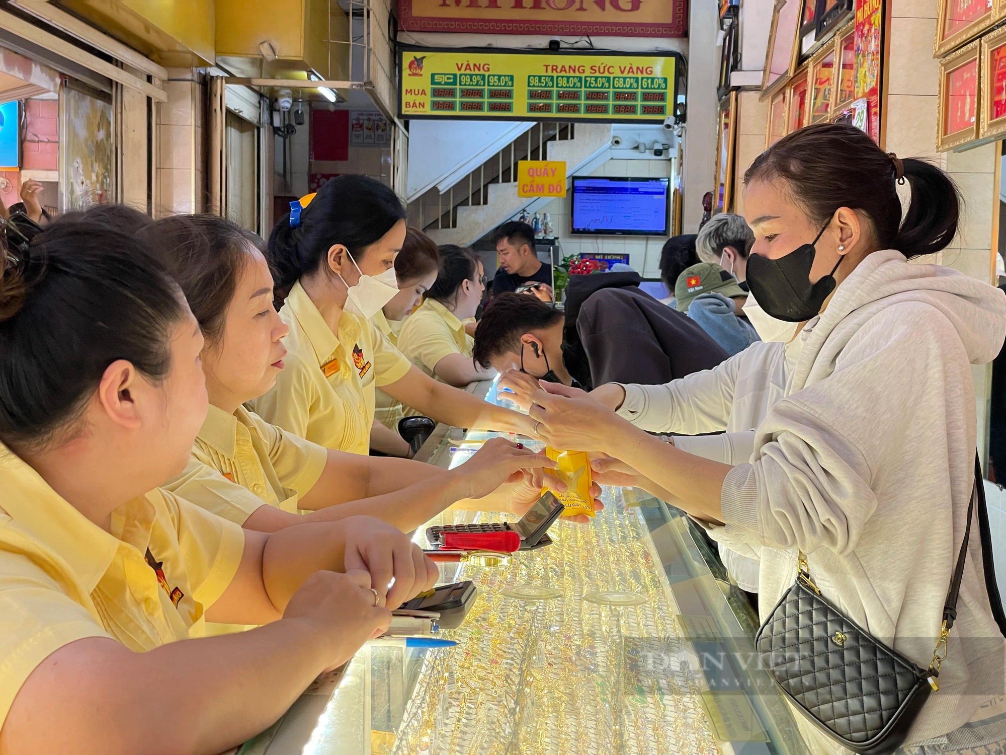 Cảnh mua bán vàng tại TP.HCM trong ngày giá vàng biến động lịch sử - Ảnh 5.