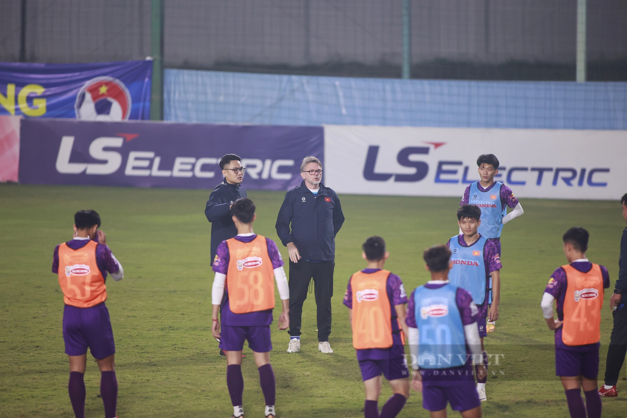 HLV Troussier nghiêm túc rèn giũa U23 Việt Nam - Ảnh 1.