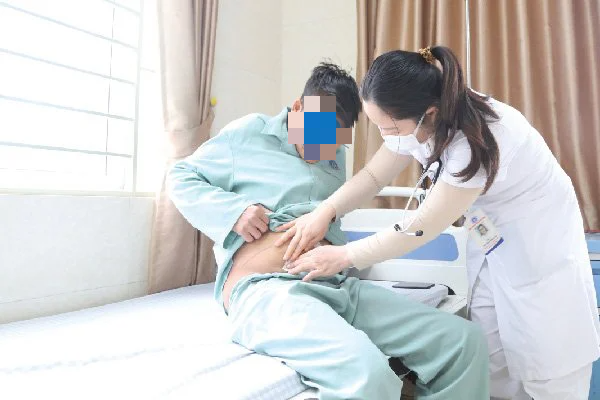 Tưởng &quot;lỗi nhỏ&quot;, người đàn ông sốc nặng khi bị ung thư tuyến tiền liệt - Ảnh 2.