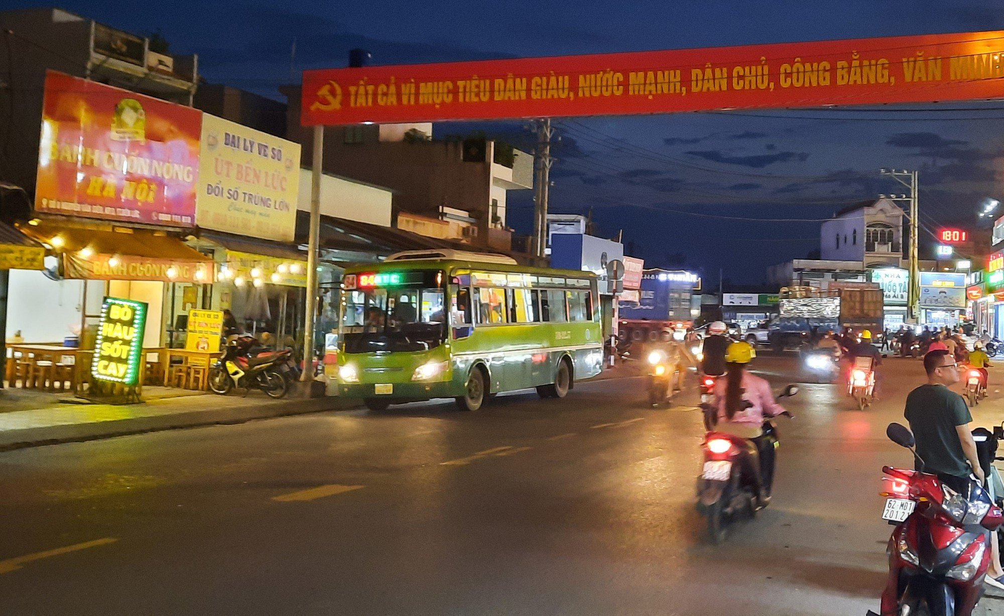 Tuyến xe buýt Nam Long (TPHCM) đi Long An dừng hoạt động hành khách kêu trời - Ảnh 1.
