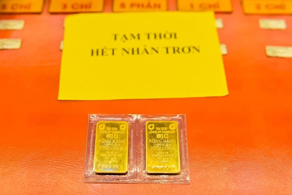 Hoàn cảnh trái ngược của nhà đầu tư vàng - Ảnh 1.