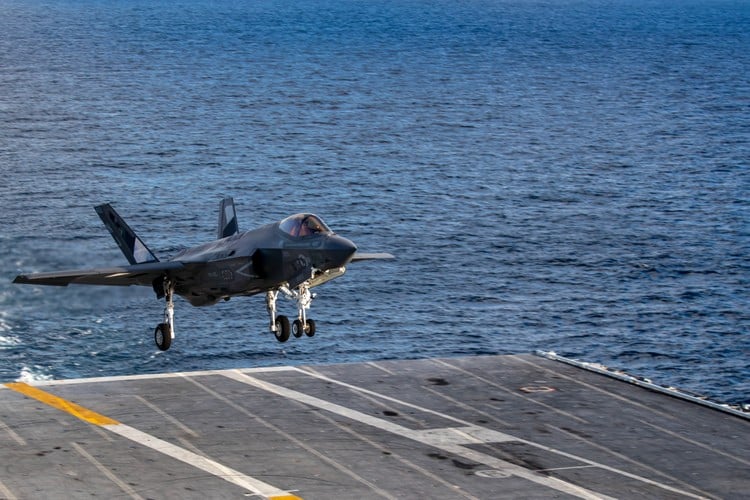 Hình ảnh tiêm kích F-35C tráng gương để tàng hình - Ảnh 1.