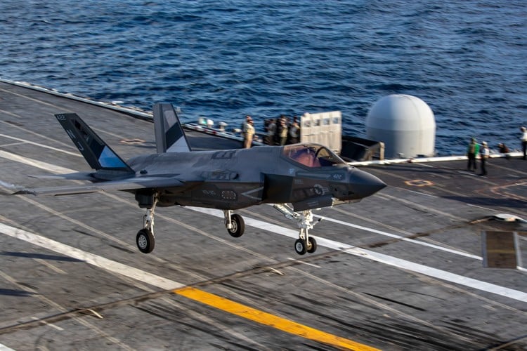 Hình ảnh tiêm kích F-35C tráng gương để tàng hình - Ảnh 2.