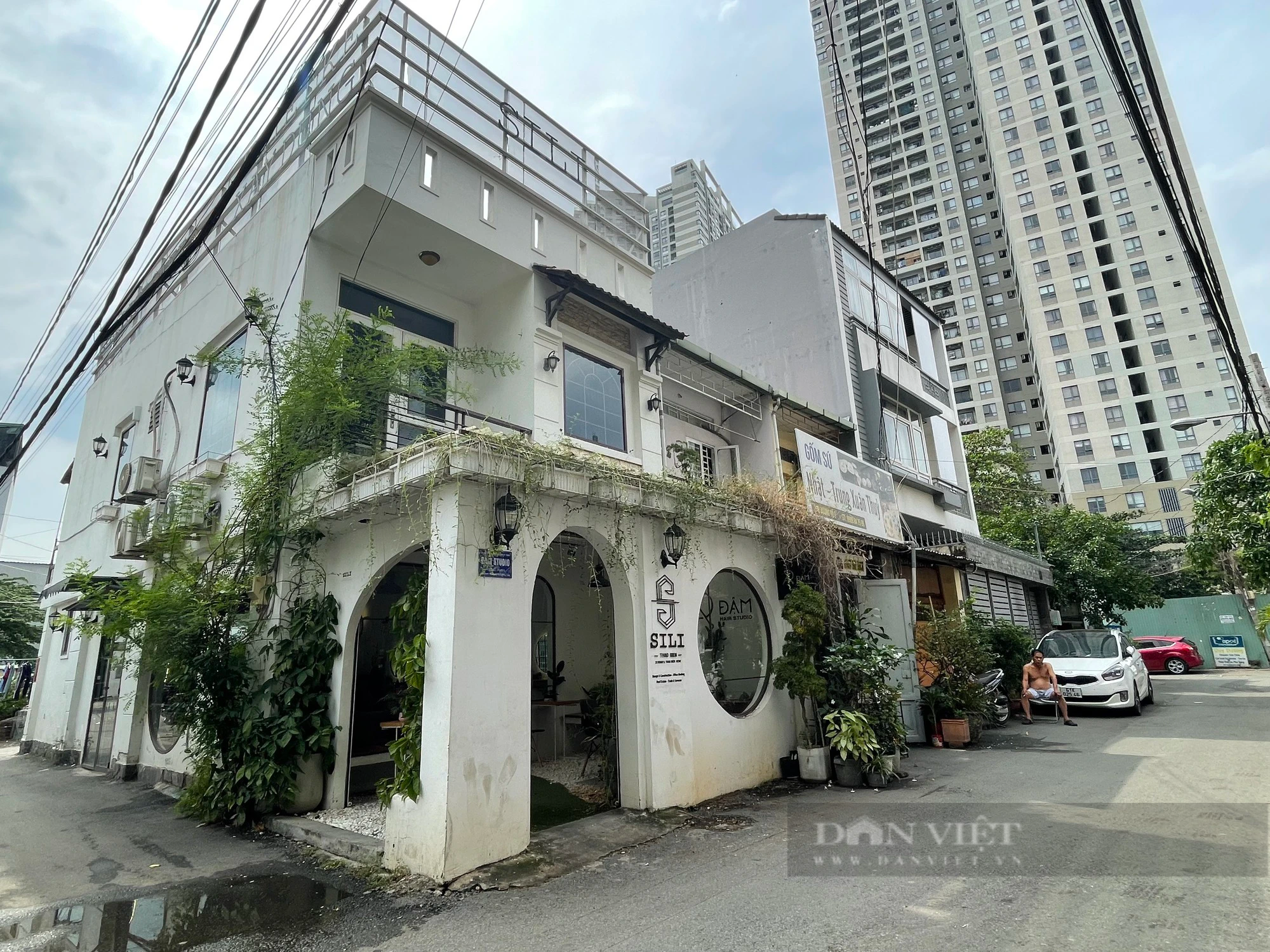 TP.HCM: Cận cảnh loạt biệt thự, nhà hàng, công trình xây dựng không phép ngang nhiên tồn tại ở &quot;khu nhà giàu&quot; - Ảnh 3.