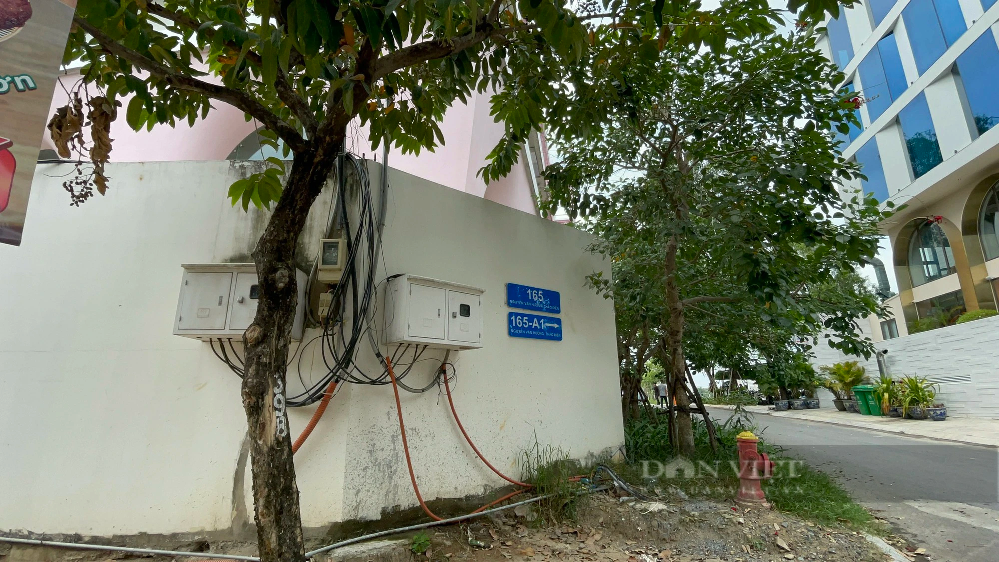 TP.HCM: Cận cảnh loạt biệt thự, nhà hàng, công trình xây dựng không phép ngang nhiên tồn tại ở &quot;khu nhà giàu&quot; - Ảnh 5.