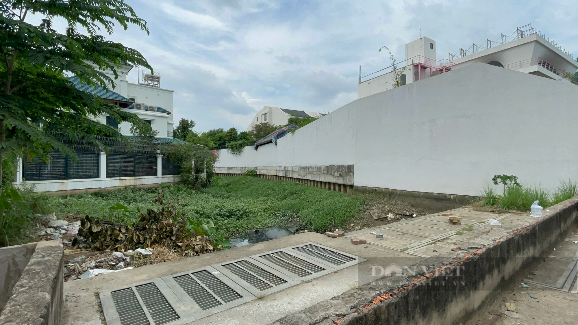 TP.HCM: Cận cảnh loạt biệt thự, nhà hàng, công trình xây dựng không phép ngang nhiên tồn tại ở &quot;khu nhà giàu&quot; - Ảnh 6.