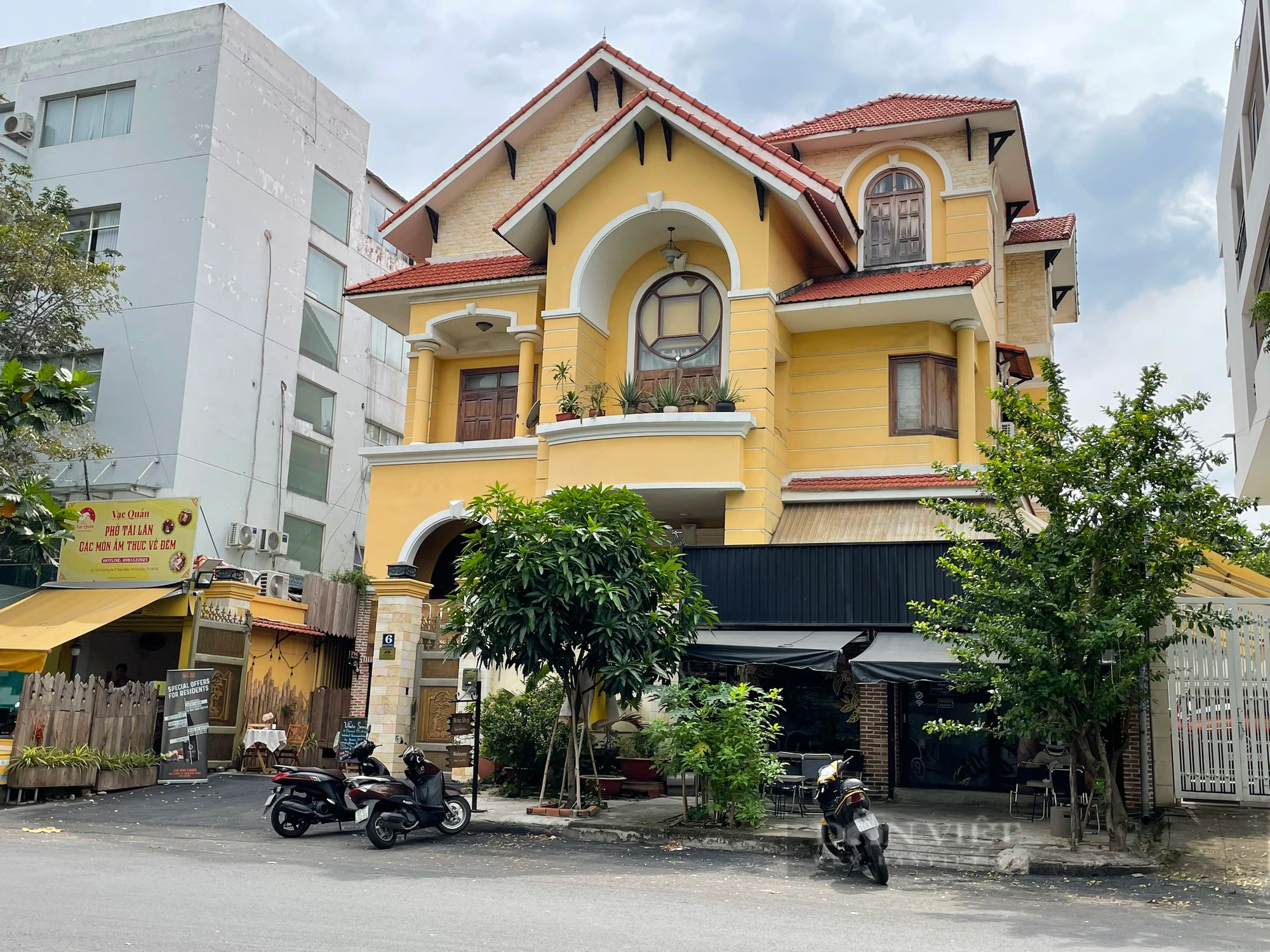 TP.HCM: Cận cảnh loạt biệt thự, nhà hàng, công trình xây dựng không phép ngang nhiên tồn tại ở &quot;khu nhà giàu&quot; - Ảnh 7.