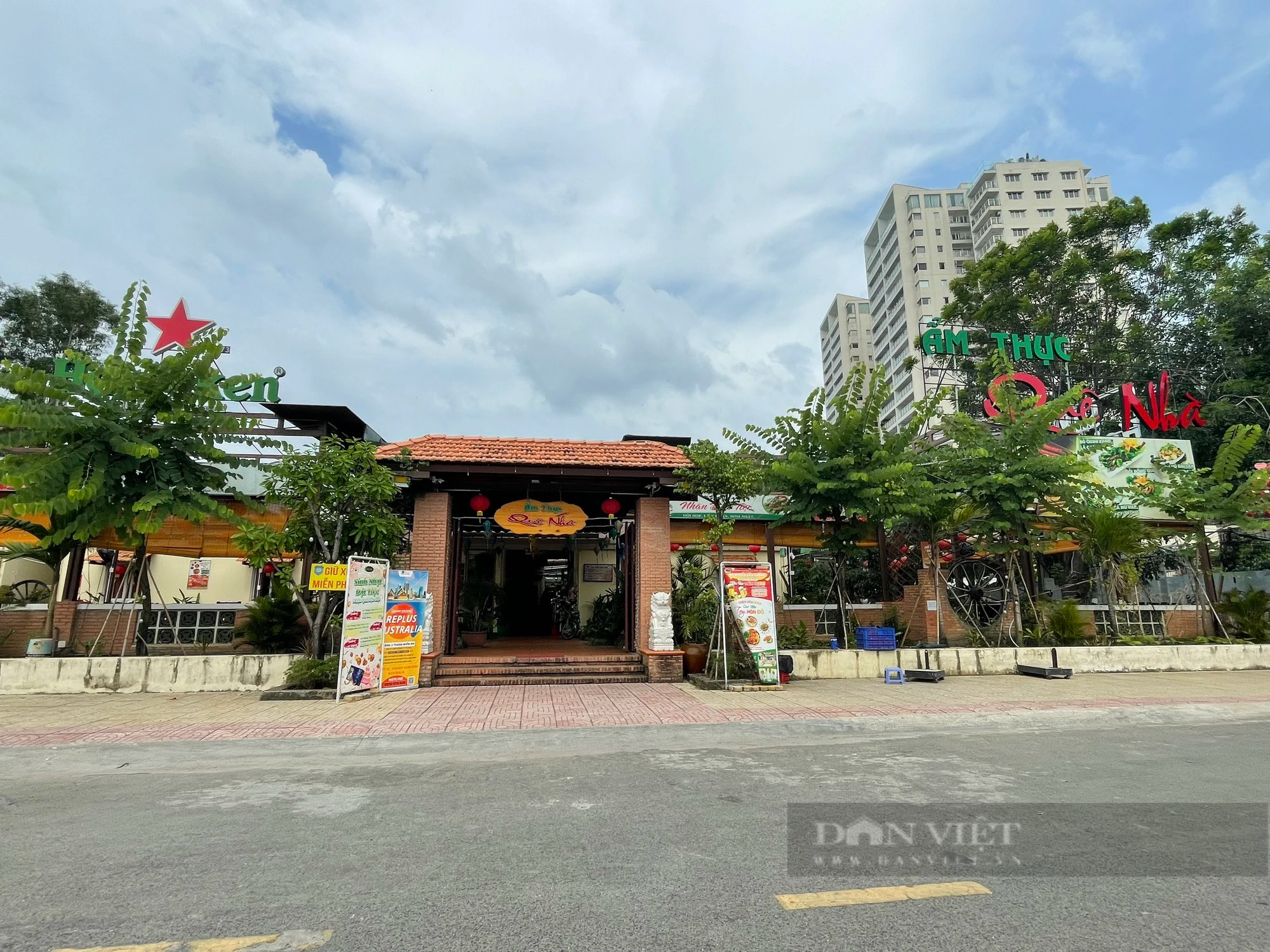 TP.HCM: Cận cảnh loạt biệt thự, nhà hàng, công trình xây dựng không phép ngang nhiên tồn tại ở &quot;khu nhà giàu&quot; - Ảnh 8.