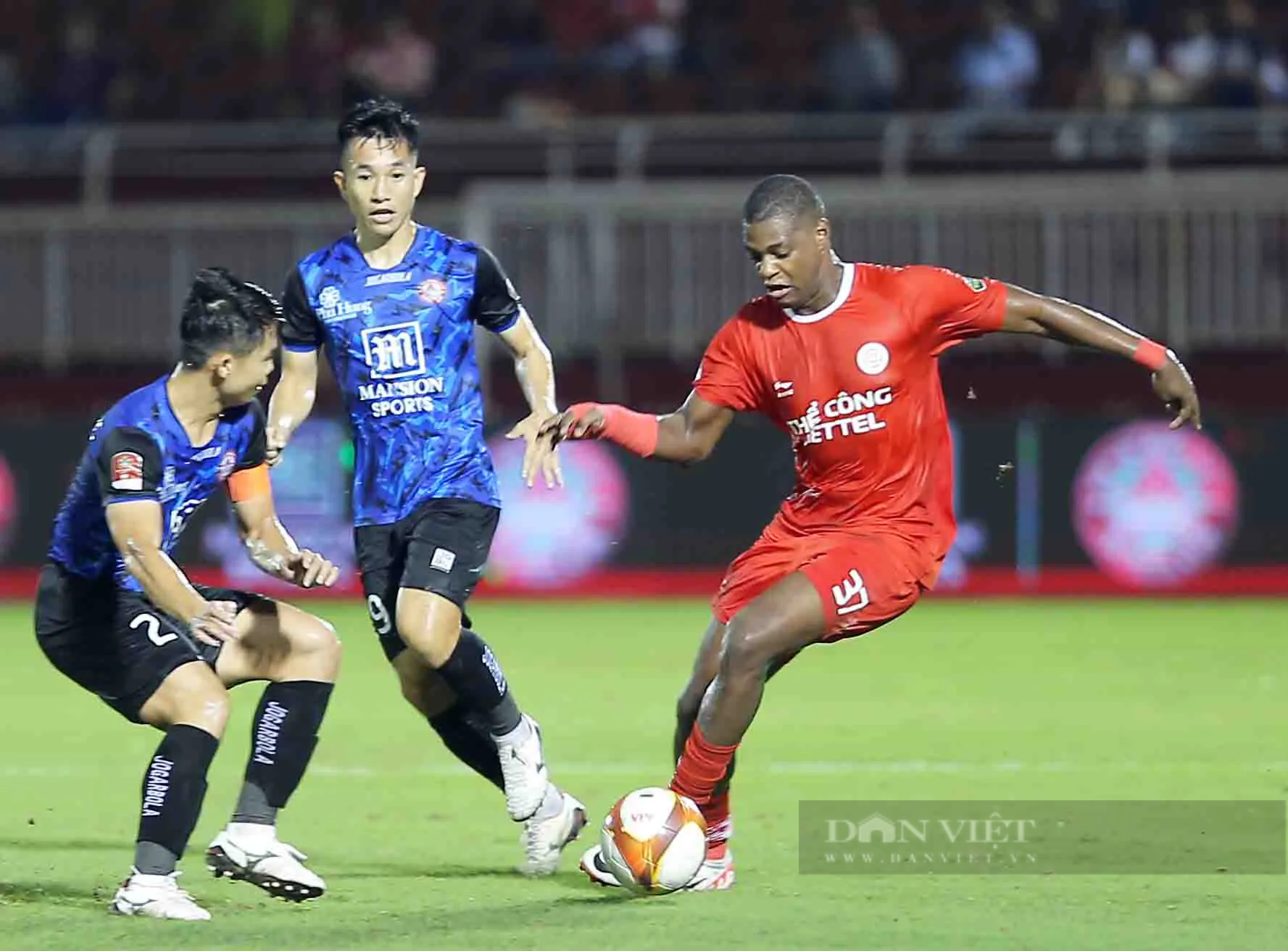 Lê Giang đổ máu, ngoại binh lập cú đúp lu mờ Hoàng Đức, CLB TP.HCM bất ngờ quật ngã Viettel  - Ảnh 8.