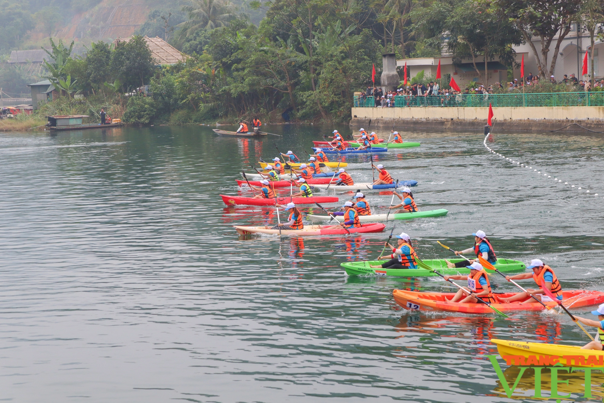 Đua thuyền Kayak- vinh danh dòng Đà Giang huyền thoại  - Ảnh 1.