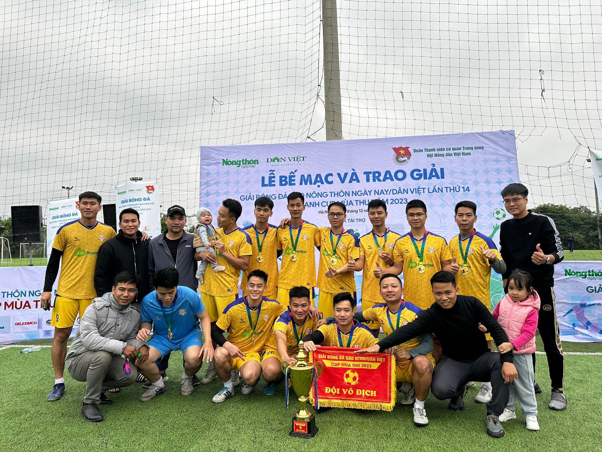 Giải bóng đá Báo NTNN/Dân Việt lần thứ 14 - Tranh cúp Mùa Thu năm 2023: Chủ nhà đăng quang - Ảnh 3.