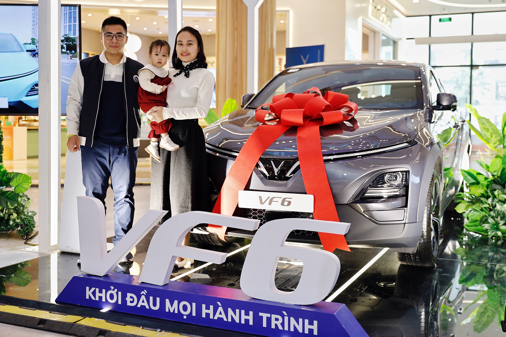 Gia đình anh Nguyễn Anh Tú là một trong những khách hàng đầu tiên nhận xe VF 6 tại Hà Nội.