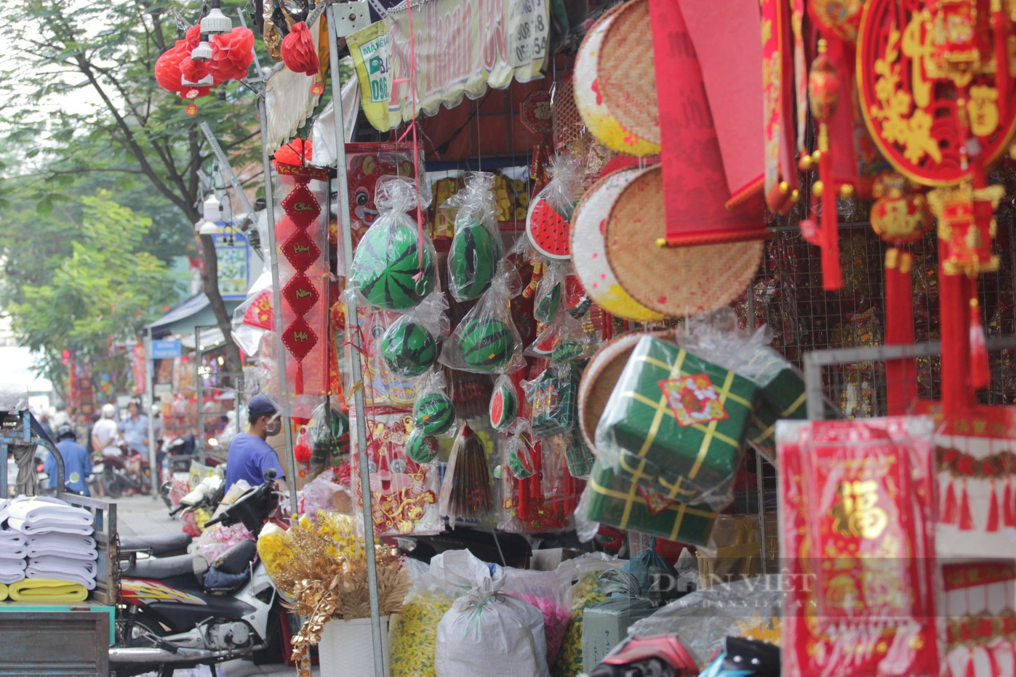 Dân Sài thành tranh thủ cuối tuần rủ nhau mua đồ trang trí Tết Giáp Thìn - Ảnh 1.
