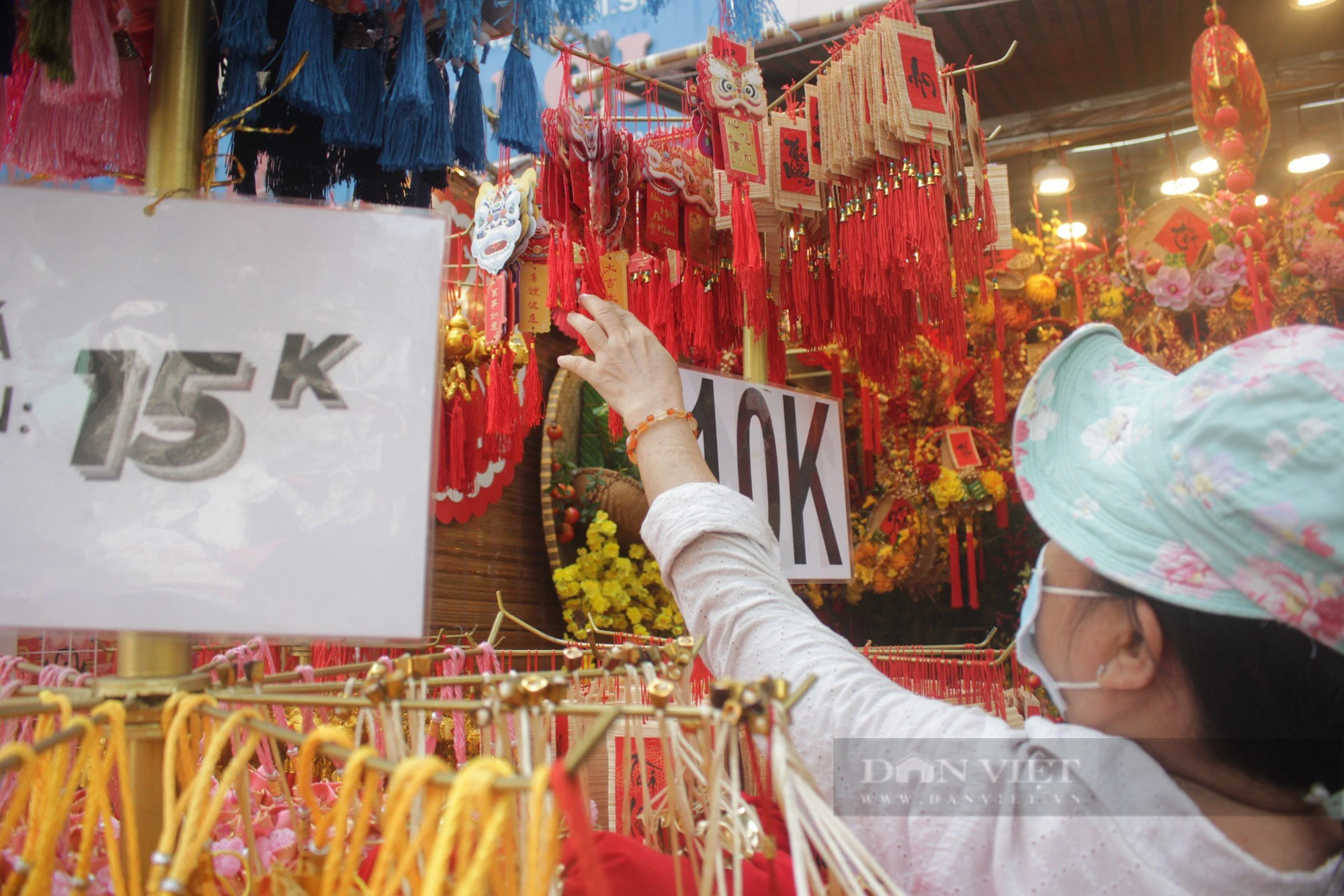 Dân Sài thành tranh thủ cuối tuần rủ nhau mua đồ trang trí Tết Giáp Thìn - Ảnh 5.