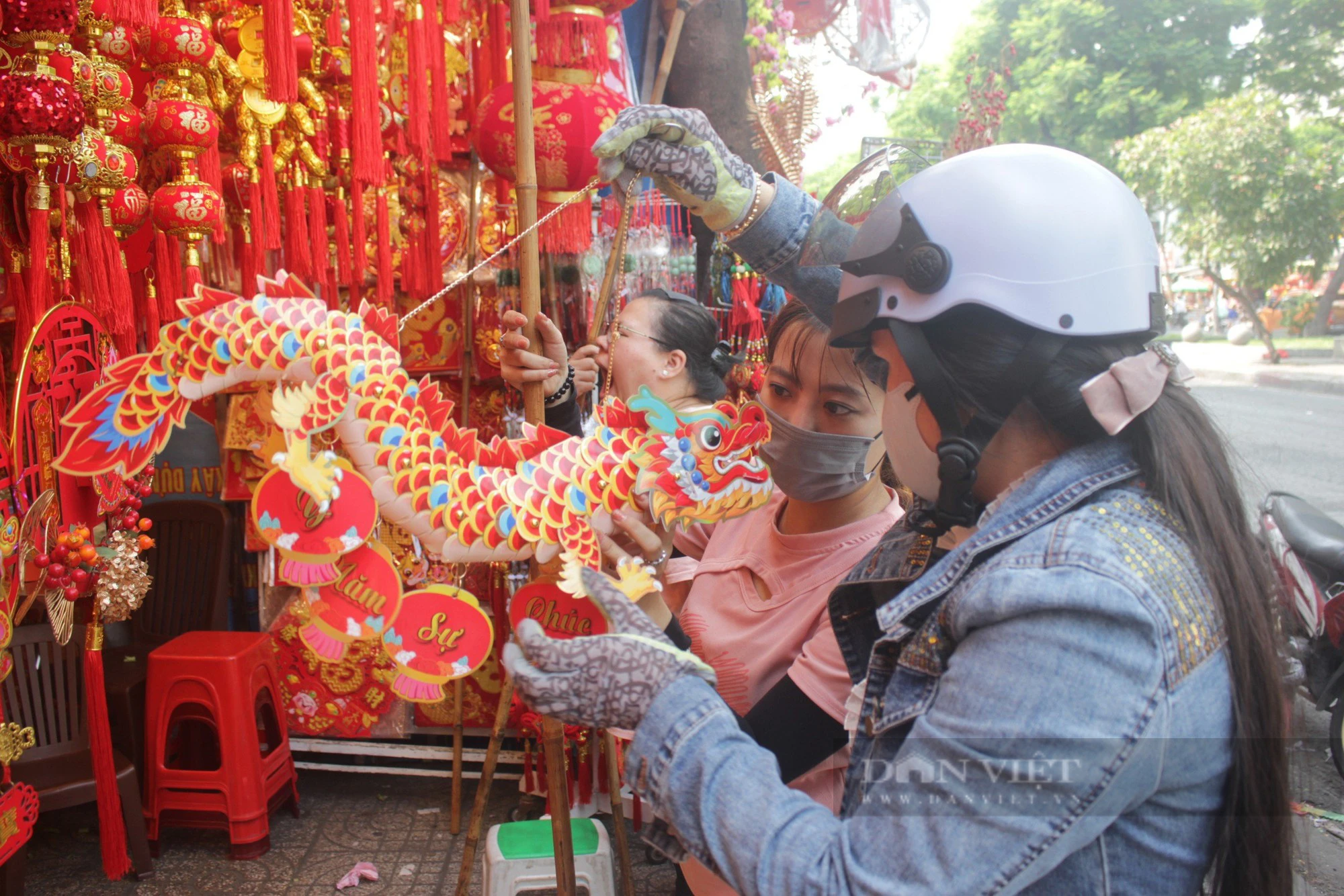 Dân Sài thành tranh thủ cuối tuần rủ nhau mua đồ trang trí Tết Giáp Thìn - Ảnh 8.