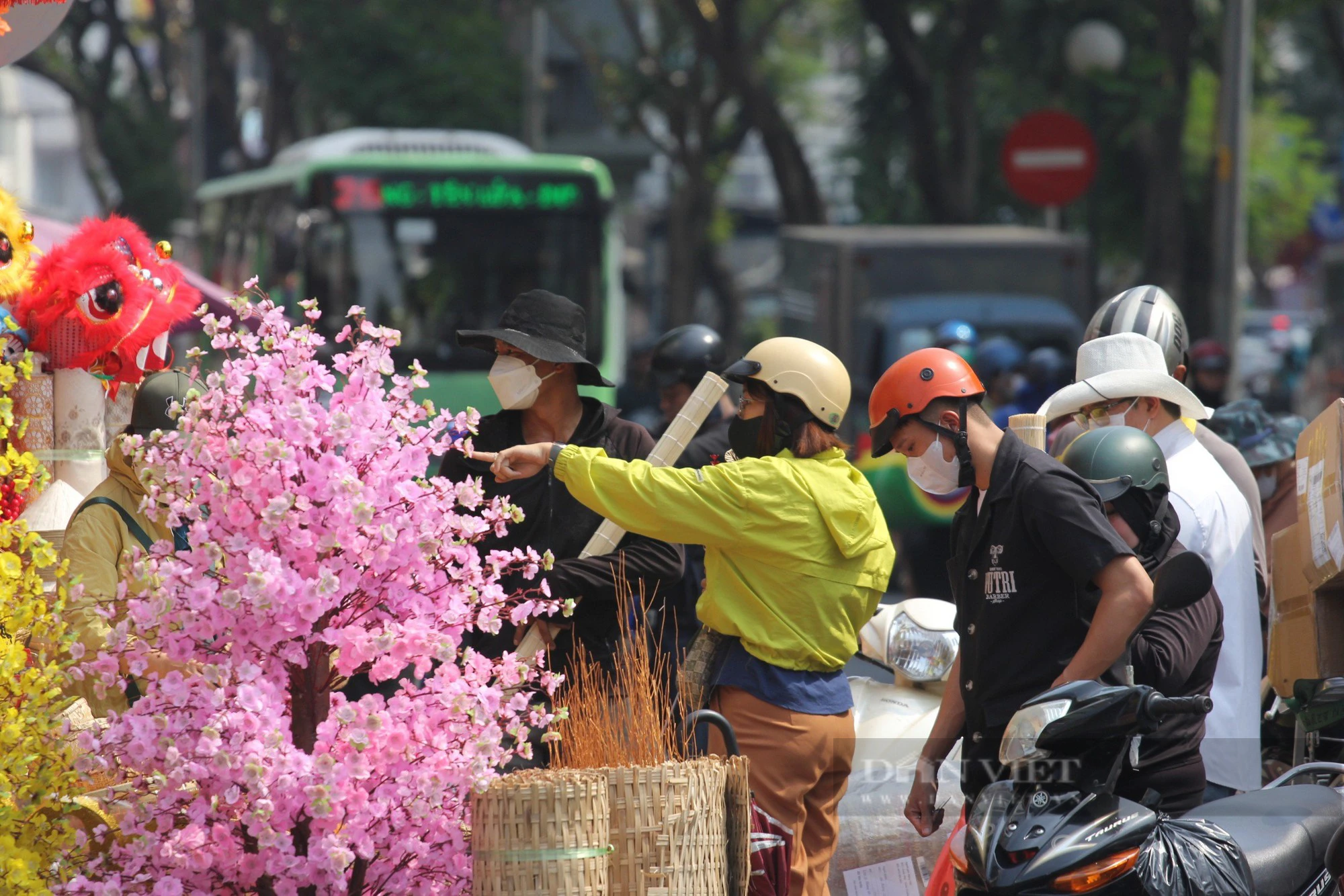 Dân Sài thành tranh thủ cuối tuần rủ nhau mua đồ trang trí Tết Giáp Thìn - Ảnh 10.