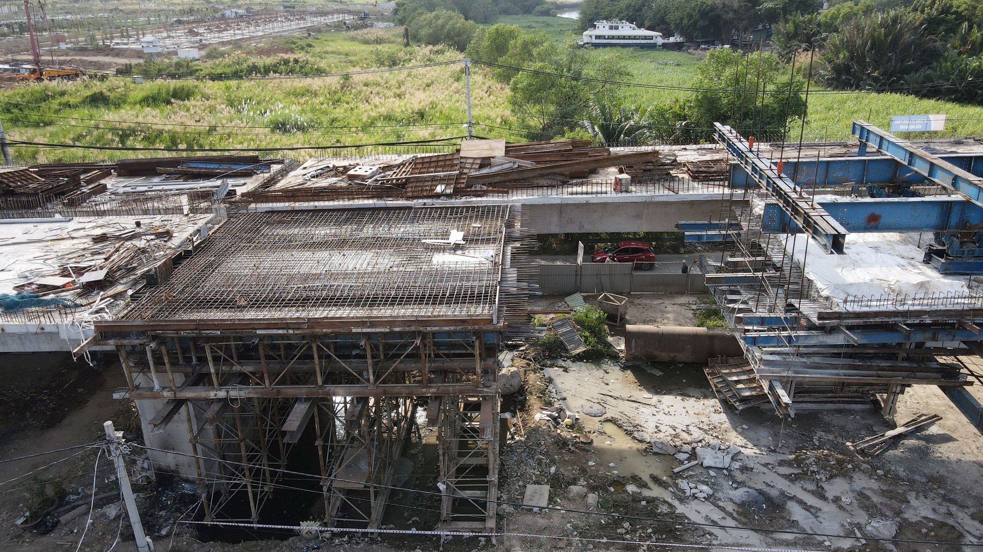 Dự án cầu Nam Lý đẩy nhanh tiến độ, thêm một nhịp chính được hợp long - Ảnh 1.