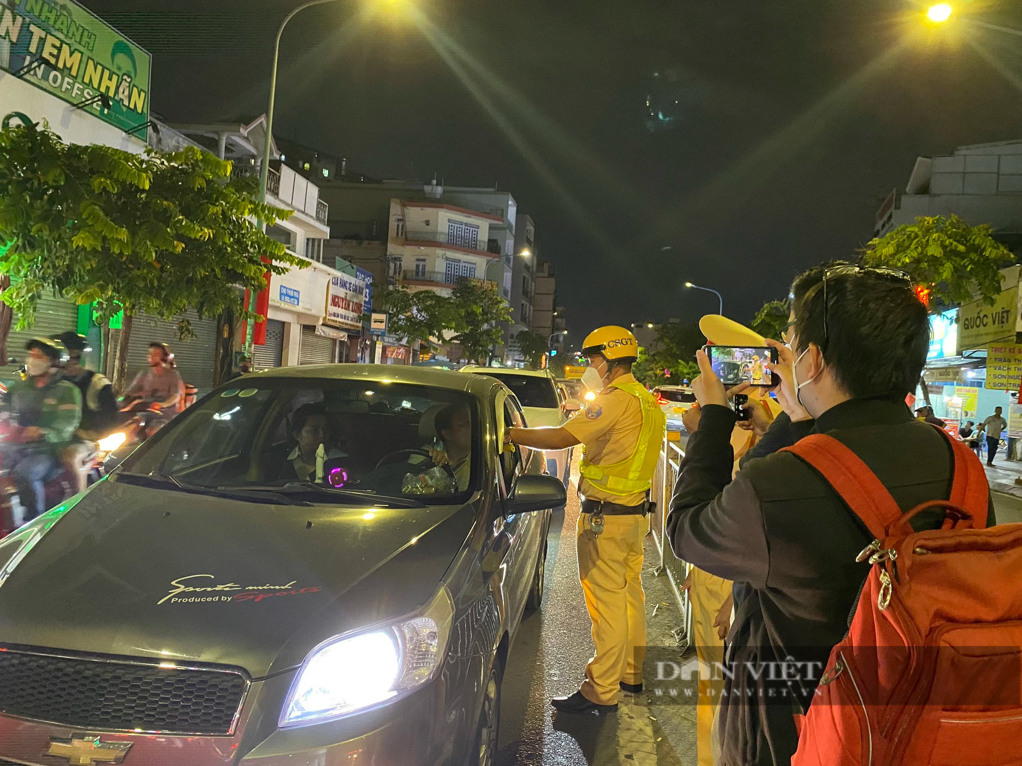 CSGT kiểm tra nồng độ cồn dịp cuối năm: Nhiều trường hợp không có giấy tờ, say xỉn, bỏ xe đi bộ về nhà - Ảnh 4.