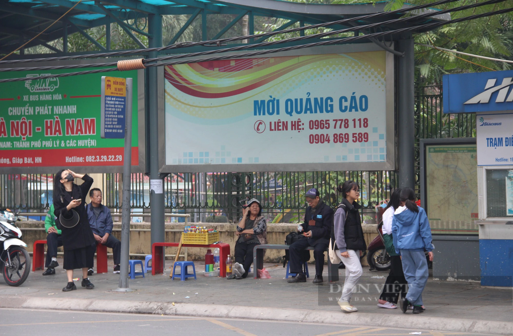 Hà Nội: Nhà chờ xe buýt &quot;biến&quot; thành quán nước, chỗ đỗ xe ô tô - Ảnh 2.