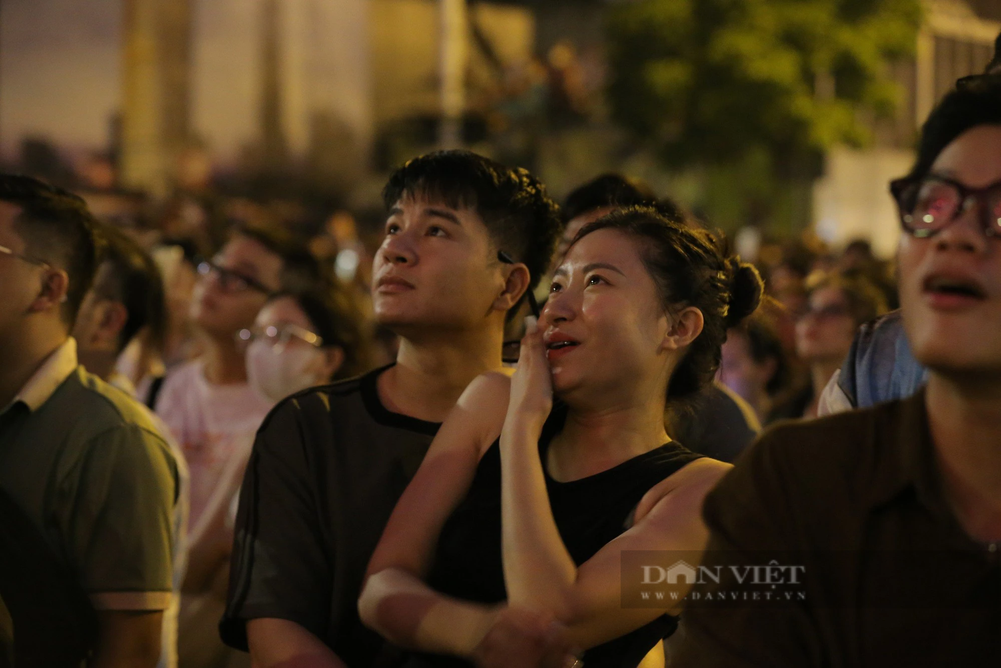 Người dân Sài Gòn mãn nhãn màn trình diễn pháo hoa đón năm mới trên bầu trời &quot;hòn ngọc Viễn Đông&quot; - Ảnh 12.