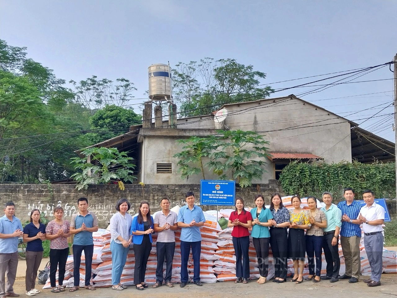 Đại diện lãnh đạo Trung ương Hội NDVN và Hội Nông dân tỉnh Phú Thọ trao vật tư, thức ăn cho các hộ tham gia mô hình