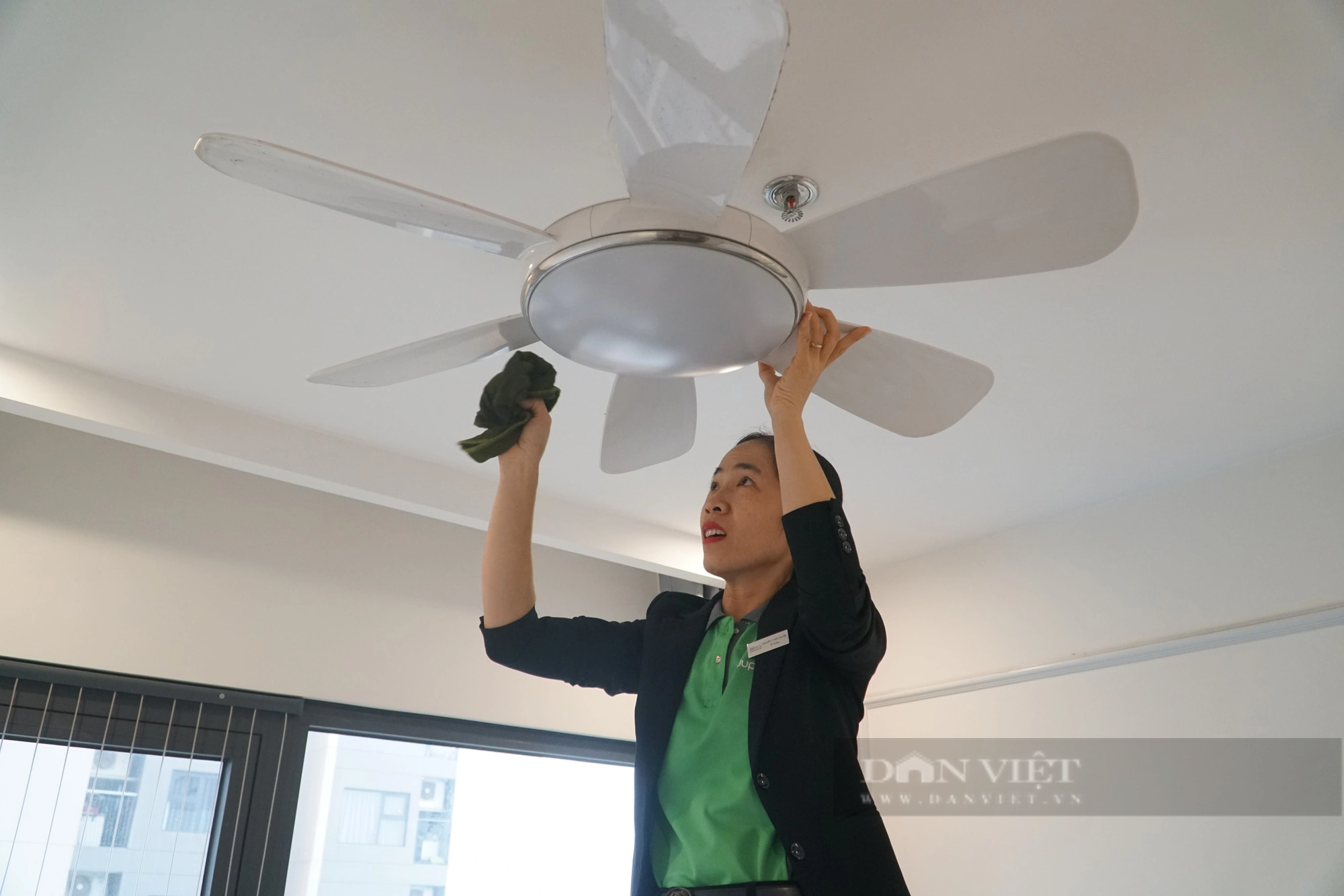 Chị Duyên quyết định từ bỏ công việc nhân viên tuyển sinh để chuyển sang làm ở công ty giúp việc. Ảnh: Trung Hiếu.