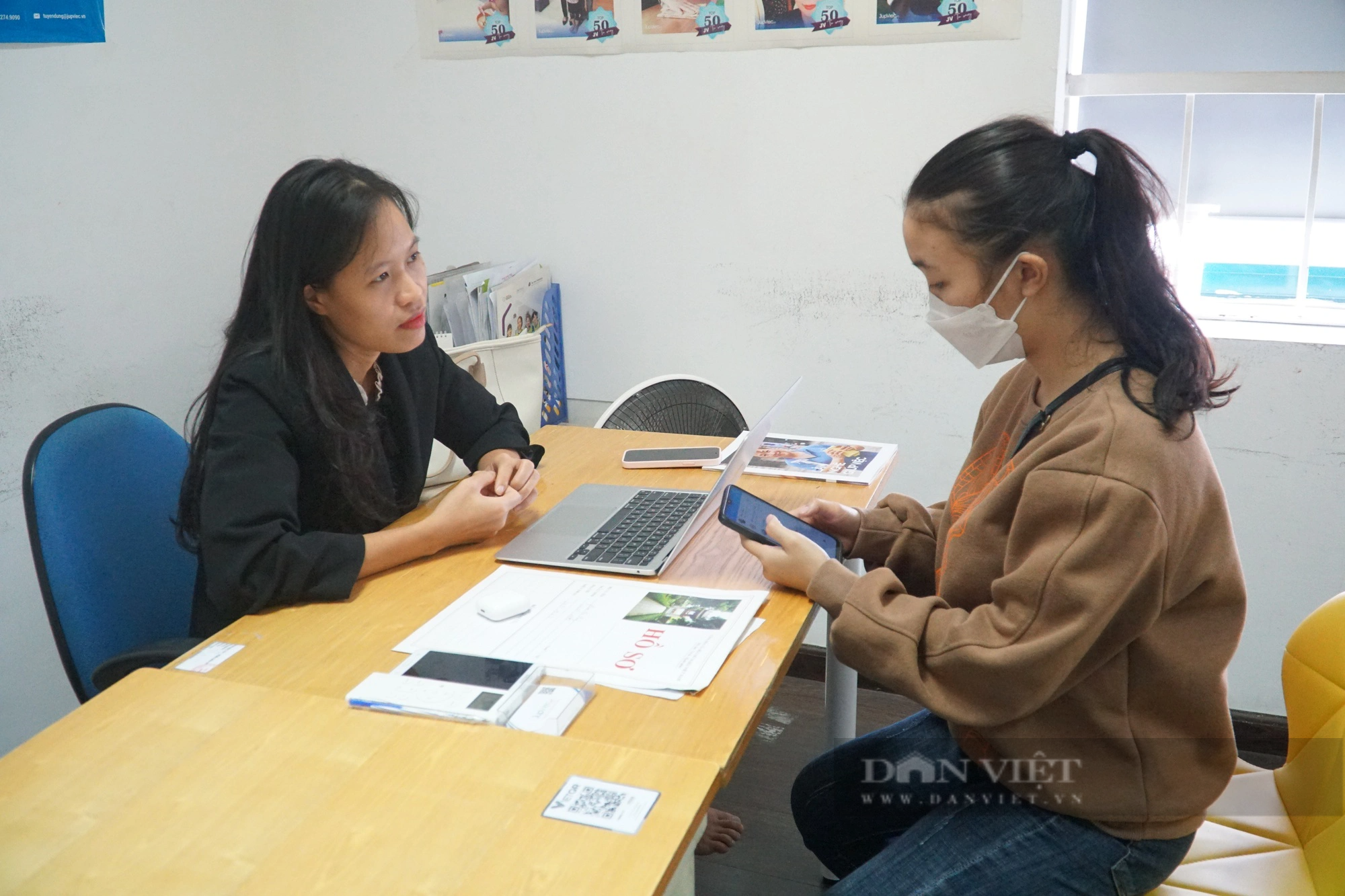 Các lao động nữ tìm tới công ty giúp việc đa phần có độ tuổi dao động từ 30 đến 40. Ảnh: Trung Hiếu.