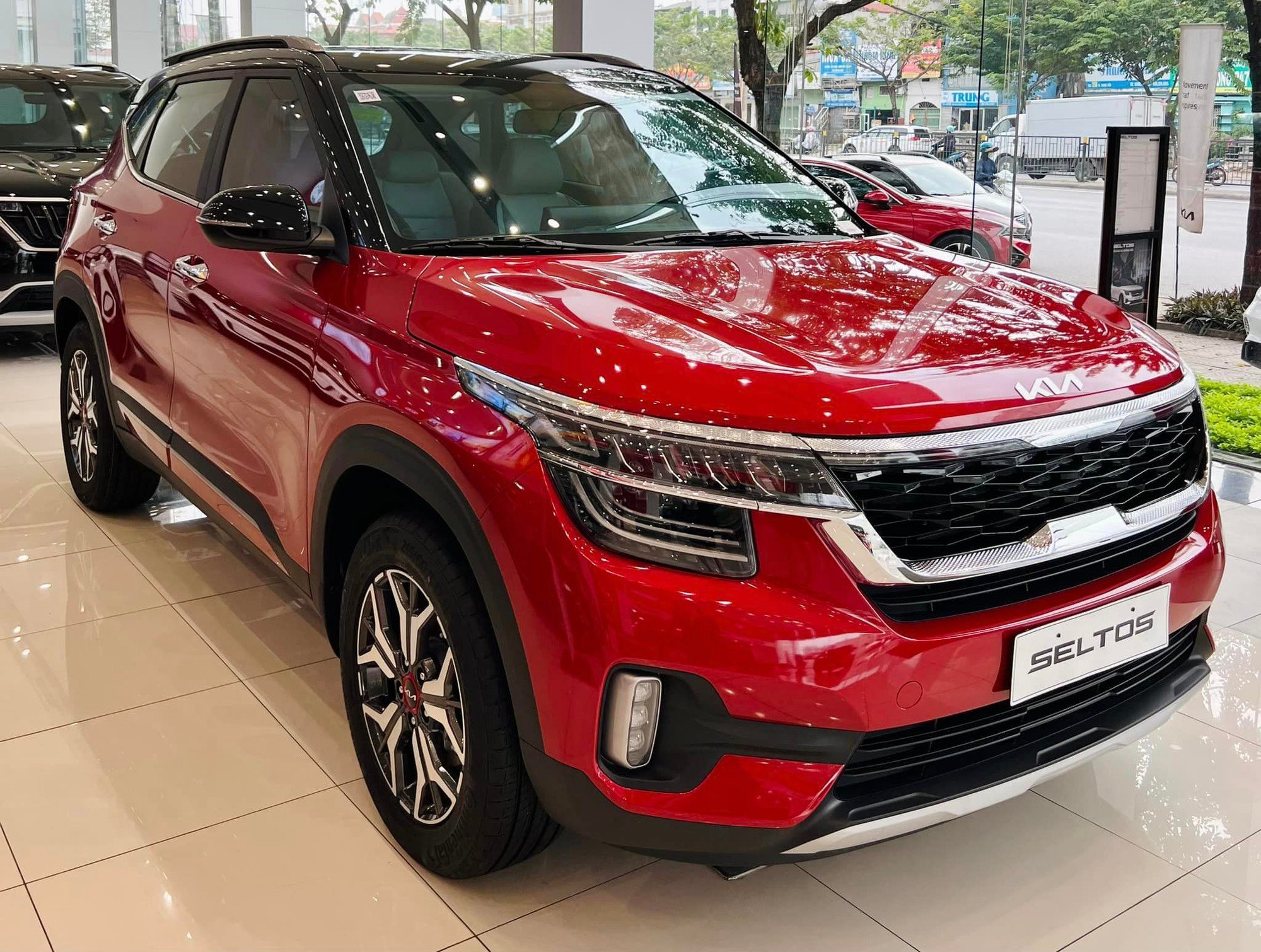 Giá xe KIA Seltos tháng 12/2023: Giảm không &quot;phanh&quot; đấu Hyundai Creta - Ảnh 1.