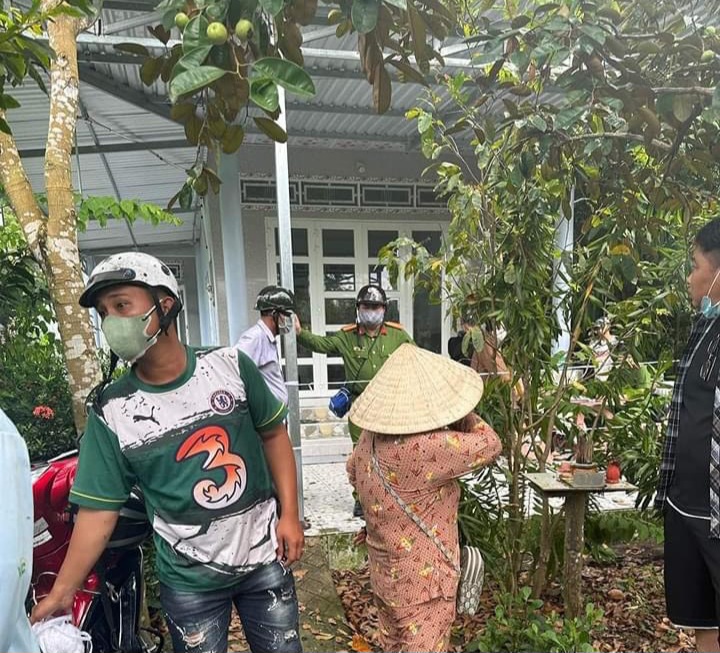 Công an tỉnh Cà Mau phong tỏa hiện trường nghi án đặc biệt khiến 3 người trong gia đình tử vong - Ảnh 1.