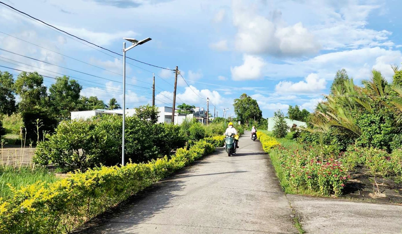 Ông giáo già ở Cà Mau gom hết lương hưu xây dựng tuyến đường an ninh thắp sáng làng quê khiến ai cũng thán phục - Ảnh 3.