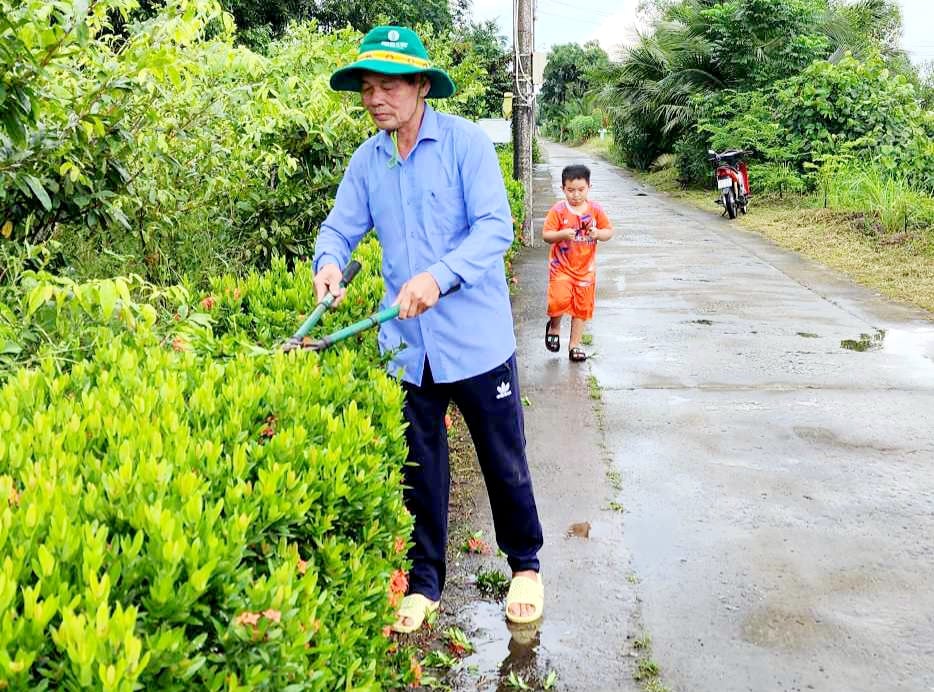Ông giáo già ở Cà Mau gom hết lương hưu xây dựng tuyến đường an ninh thắp sáng làng quê khiến ai cũng thán phục - Ảnh 1.