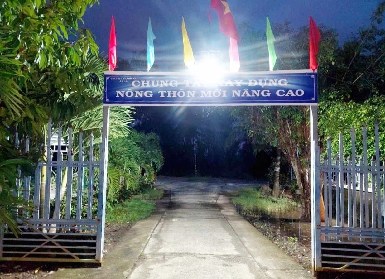 Ông giáo già ở Cà Mau gom hết lương hưu xây dựng tuyến đường an ninh thắp sáng làng quê khiến ai cũng thán phục - Ảnh 2.