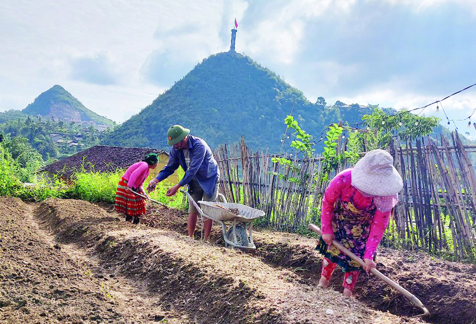 Người dân xã biên giới góp “sức người, sức của” xây dựng nông thôn mới - Ảnh 1.