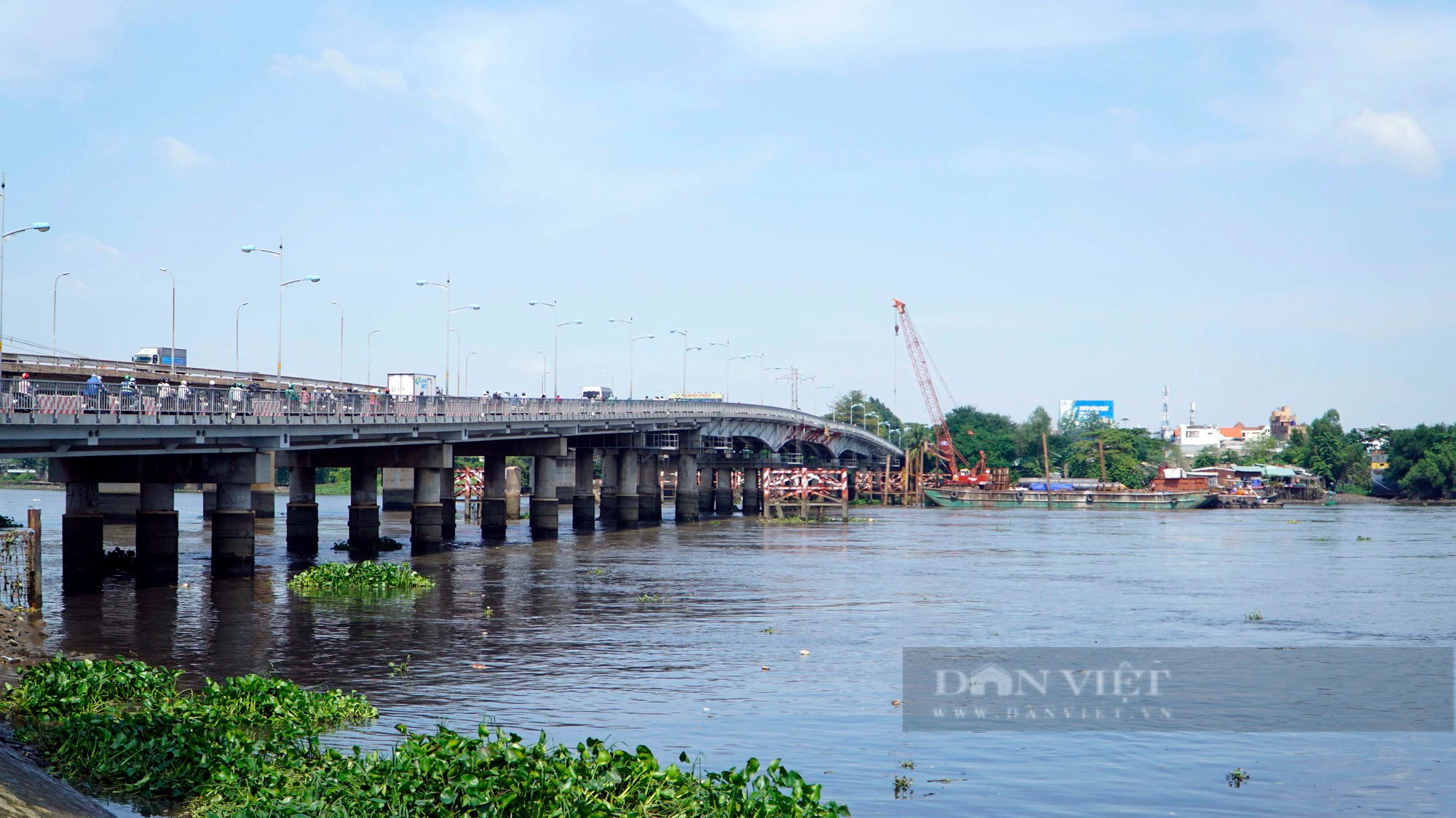 TP.HCM nâng tĩnh không hai cây cầu huyết mạch ở cửa ngõ, thúc đẩy phát triển giao thông thủy - Ảnh 1.