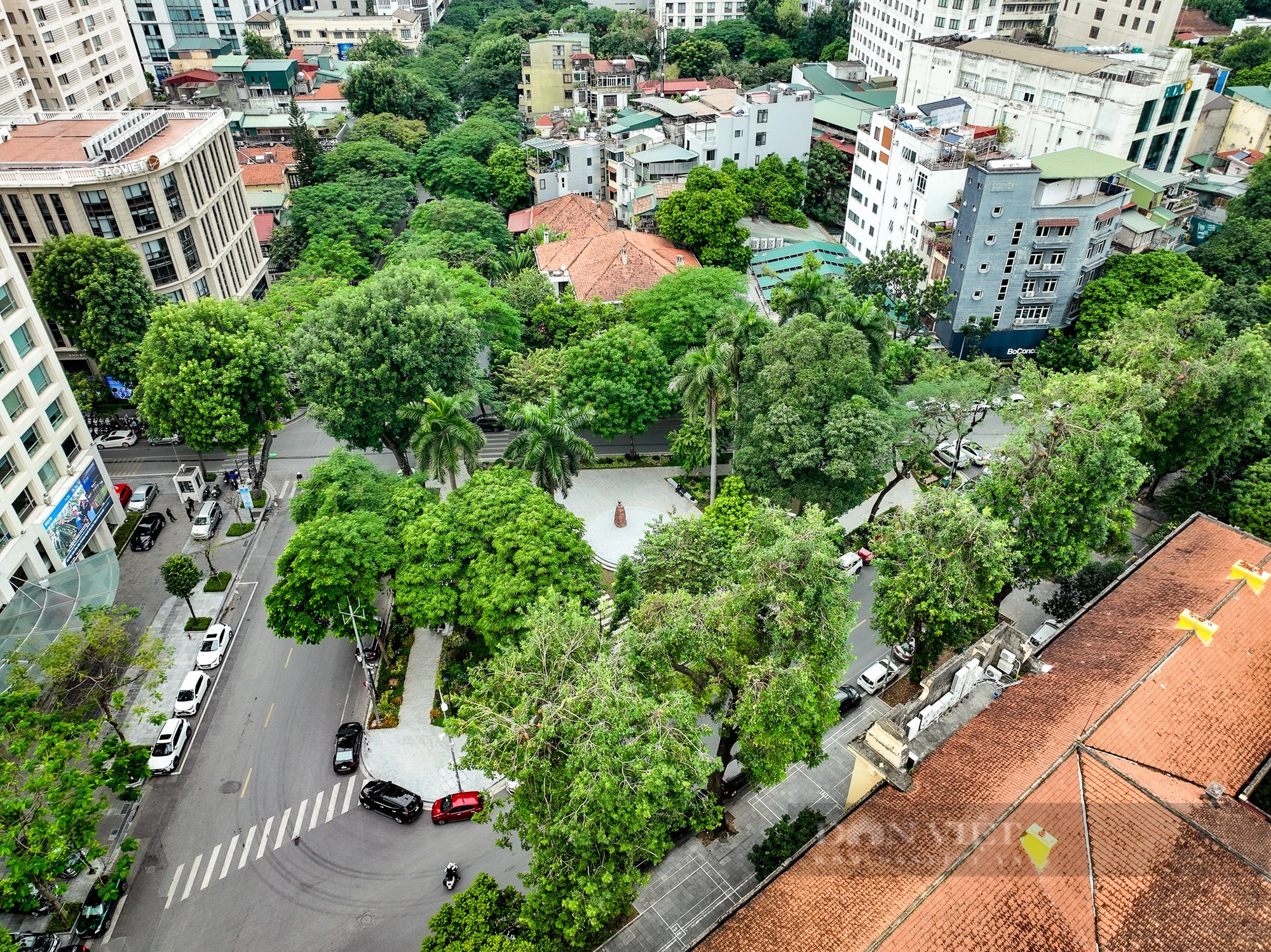 Hiện trạng vườn hoa ở Hà Nội vừa được đầu tư 3 tỷ đồng để cải tạo - Ảnh 2.