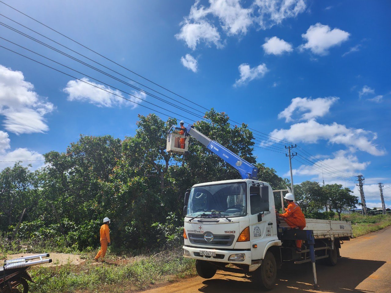 Công ty Điện lực Đắk Nông: Nỗ lực hoàn thành kế hoạch năm 2023 - Ảnh 2.