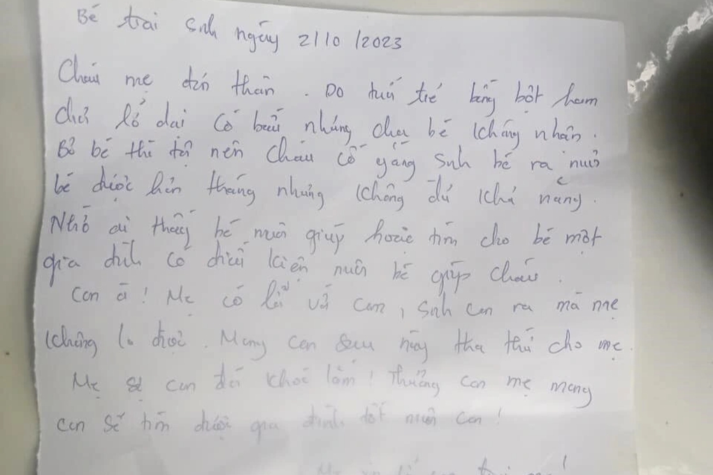 Bé trai sơ sinh bị bỏ rơi cùng lá thư &quot;lỡ dại có bầu nhưng cha bé không nhận, mẹ có lỗi với con&quot; - Ảnh 1.