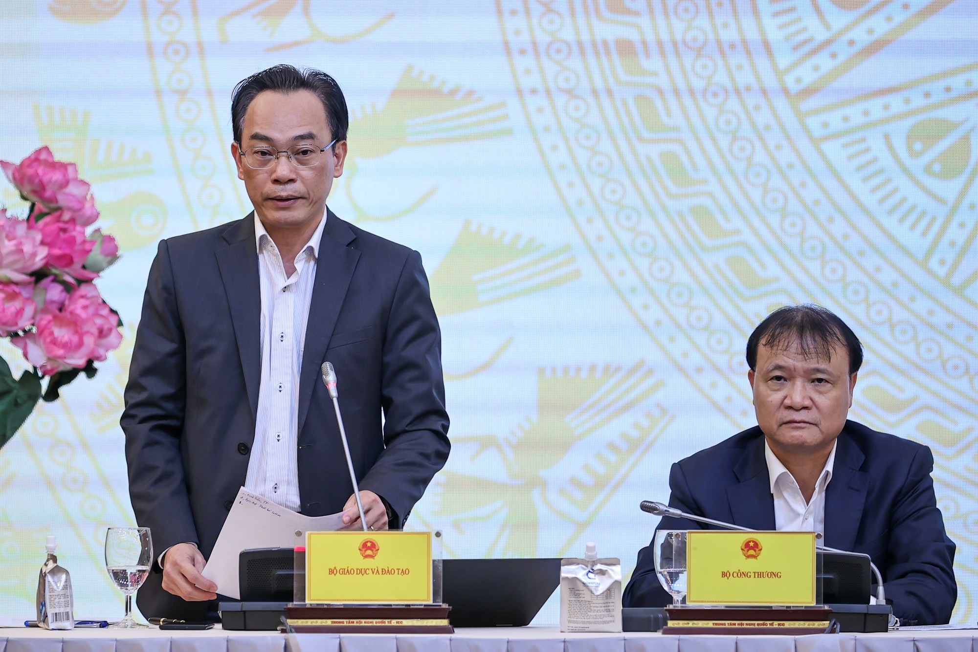 Giáo viên bị học sinh hành hung: Thứ trưởng Bộ GDĐT nói &quot;không thể chấp nhận được&quot; - Ảnh 1.
