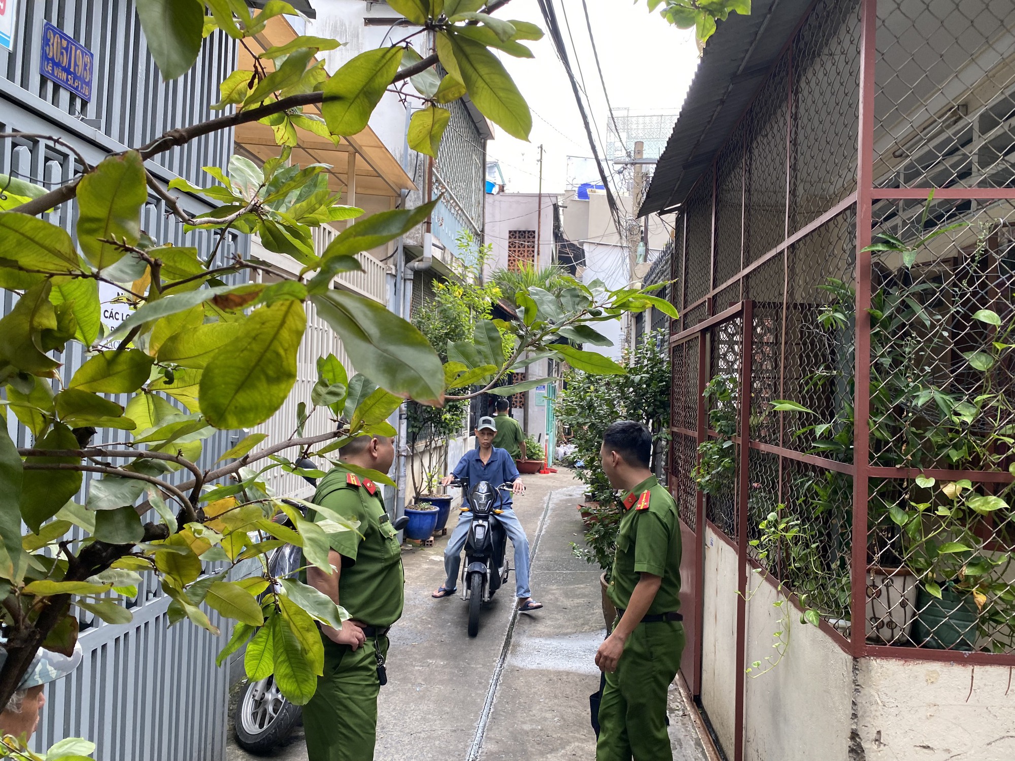 Hai nạn nhân tử vong trong vụ cháy nhà ở TP.HCM thần kinh không bình thường xuyên đi nhặt ve chai - Ảnh 1.
