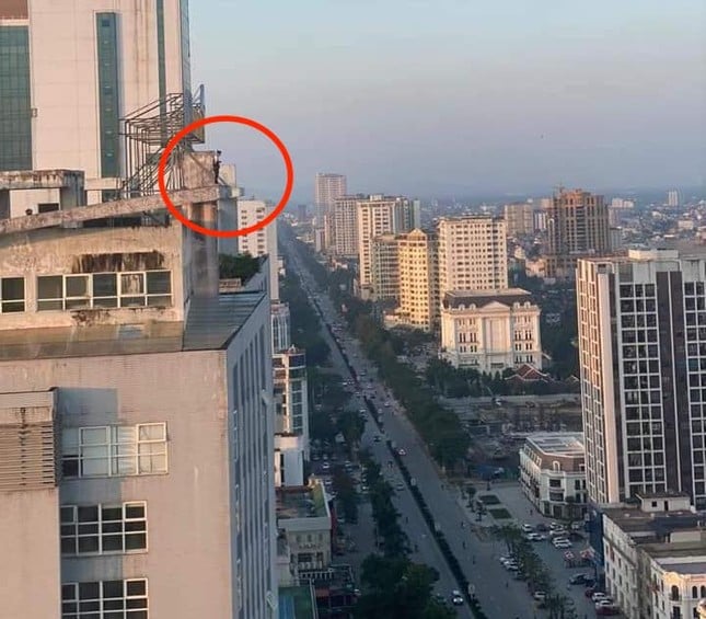 VIDEO: Nghẹt thở khoảnh khắc cứu cô gái cầm dao đứng cheo leo trên nóc chung cư 25 tầng định tự tử - Ảnh 2.