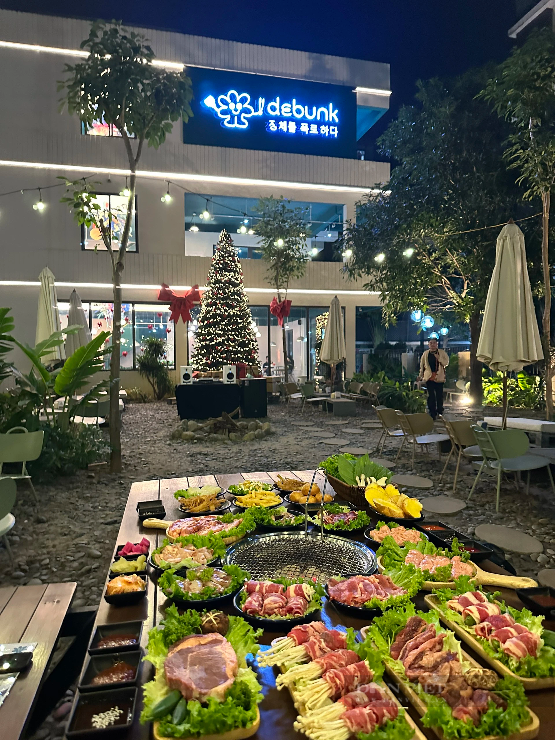 Đón Giáng sinh ở quán cà phê, nhà hàng rộng gần 2000 m2 có tuyết rơi cực &quot;chill&quot; giữa lòng Hà Nội - Ảnh 11.
