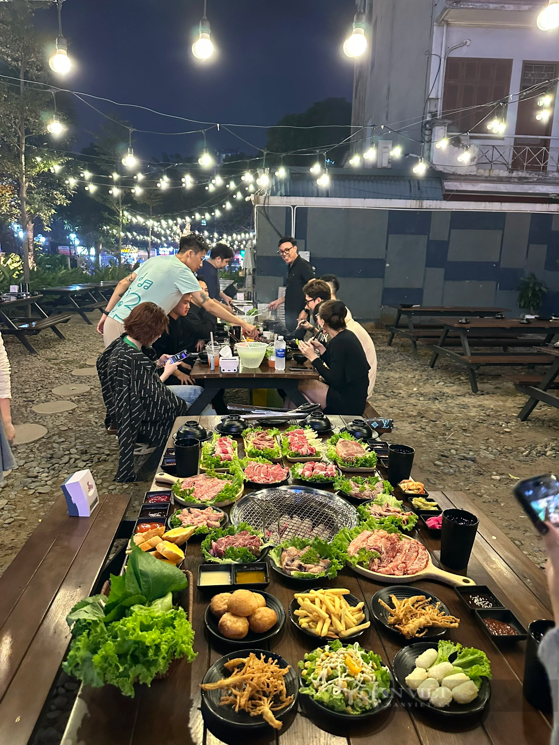 Đón Giáng sinh ở tổ hợp cà phê, nhà hàng rộng gần 2000 m2 có tuyết rơi cực &quot;chill&quot; giữa lòng Hà Nội - Ảnh 12.