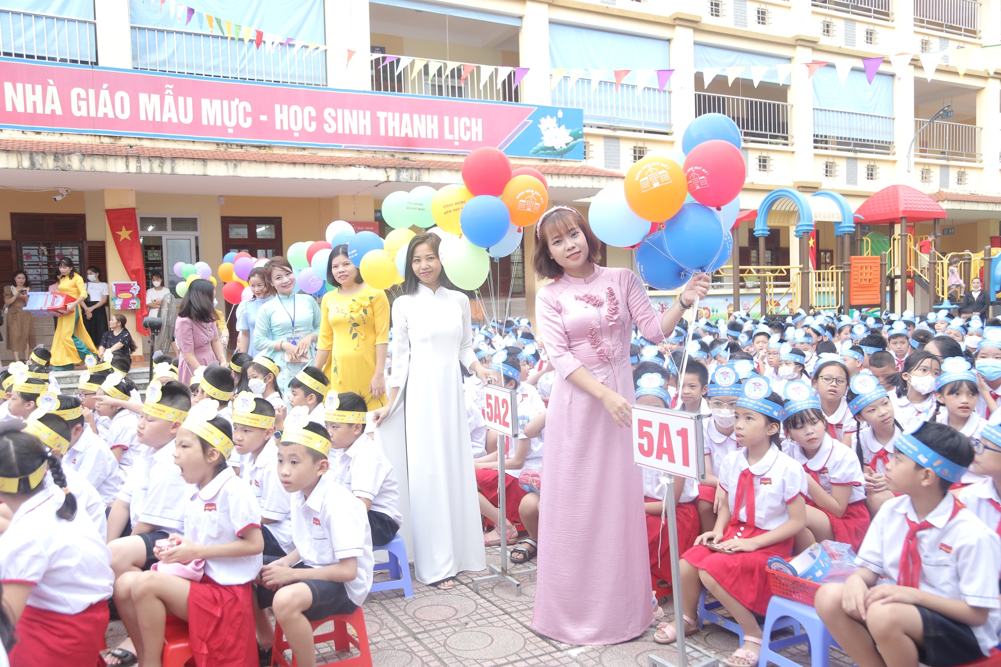 Từ vụ cô giáo bị nhóm học sinh ném dép ngất xỉu ở Tuyên Quang: Nghề nguy hiểm và cô đơn? - Ảnh 2.