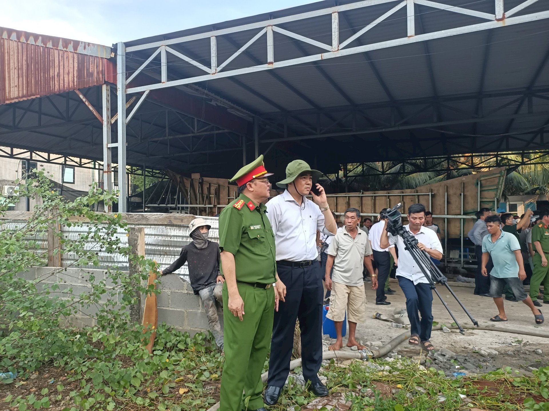 Cháy lớn ở ụ sửa chữa tàu thuyền ở Phan Thiết lan ra những tàu đánh cá khác - Ảnh 2.