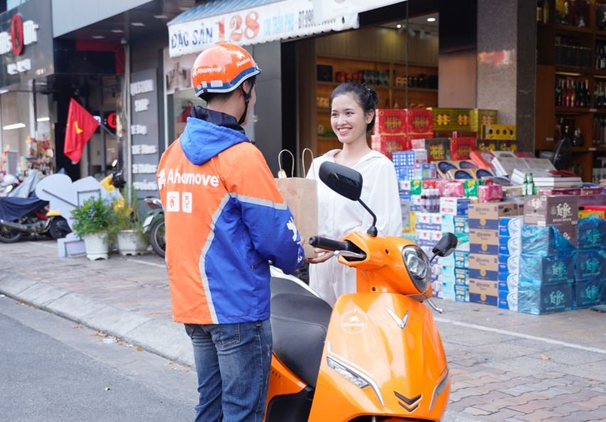 Giảm chi phí, tăng thu nhập, tài xế xe ôm công nghệ chuyển sang xe điện VinFast - Ảnh 1.