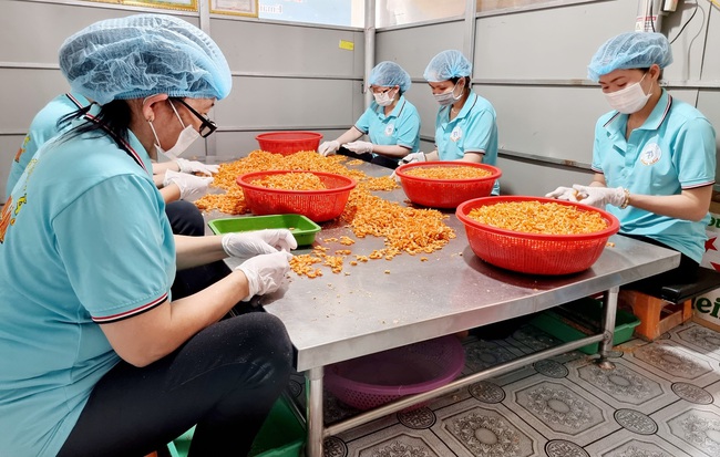 Lần đầu tiên tổ chức Festival tôm Cà Mau 2023, du khách thỏa thích nếm các món ngon từ tôm - Ảnh 1.