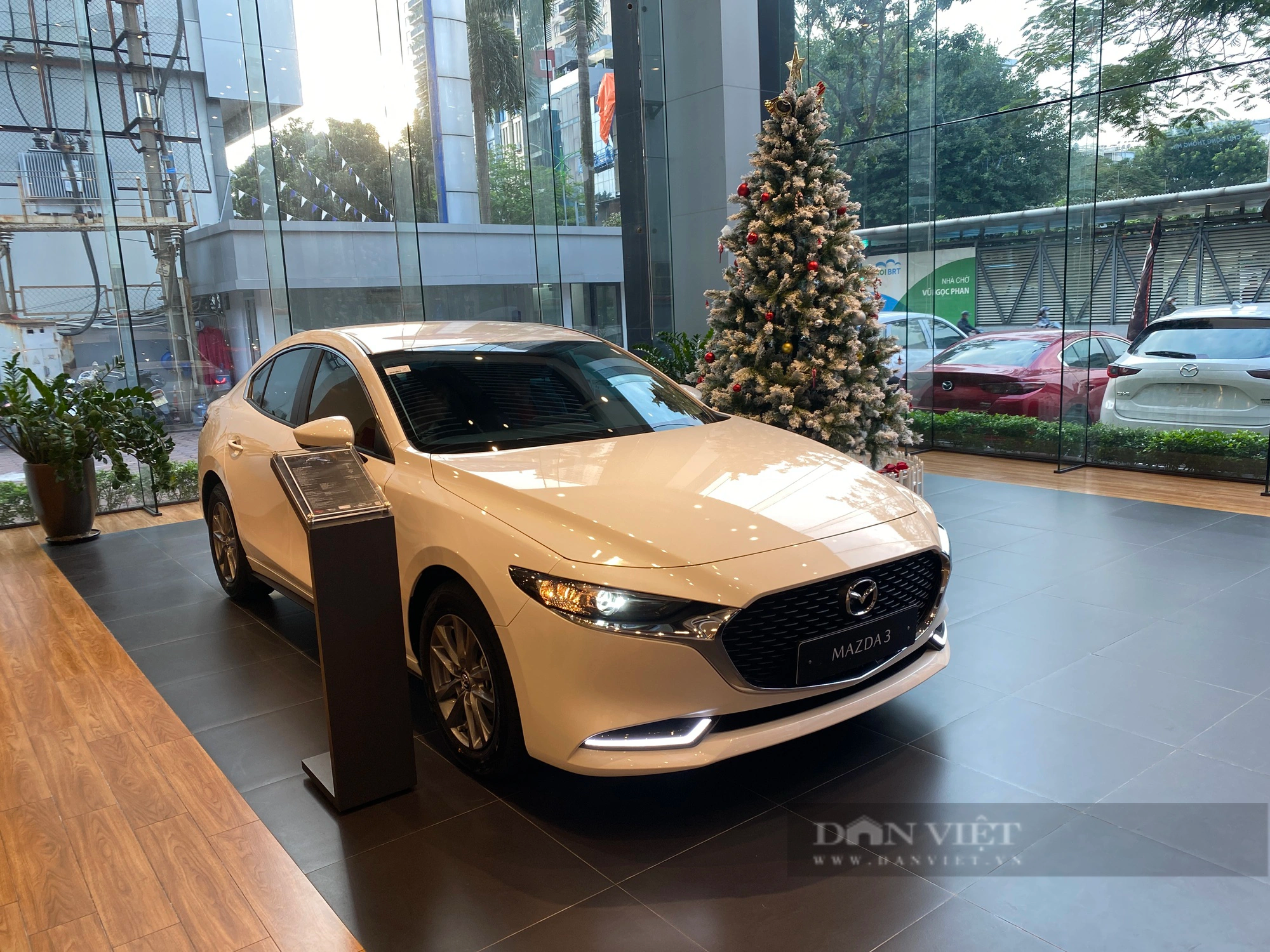 Giá xe Mazda 3 lăn bánh tháng 12/2023: Tụt dốc không &quot;phanh&quot; - Ảnh 1.